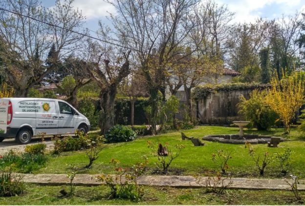 mantenimiento-jardines-navarra-inicio-furgo Mantenimiento de Jardines Poda regular de arboles, setos y arbustos. Saber más y ver trabajos »